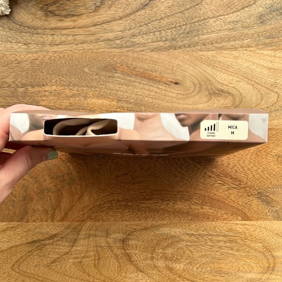 SKIMS Seamless Sculpt Midwaist Brief - Picture 3 of 8